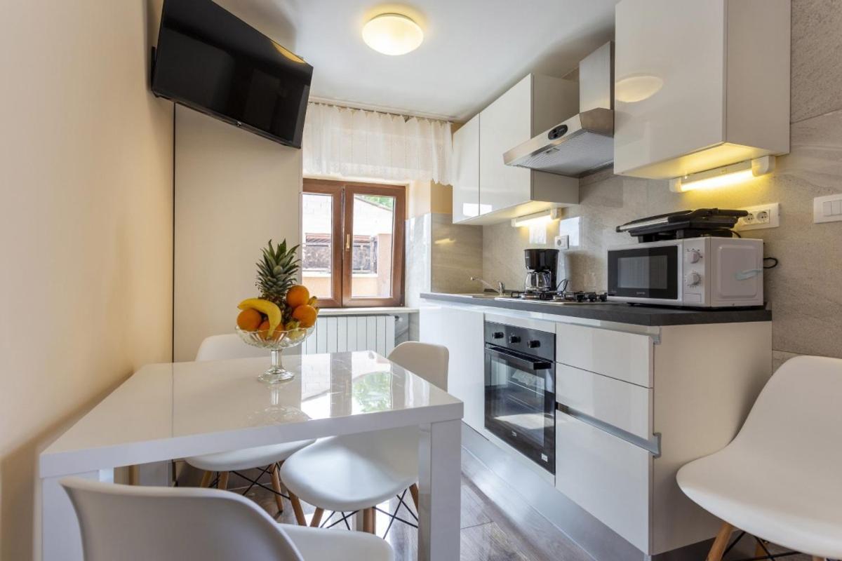 Villa Vita In Porec - Haus Fuer 6-8 Personen Kaštelir Dış mekan fotoğraf