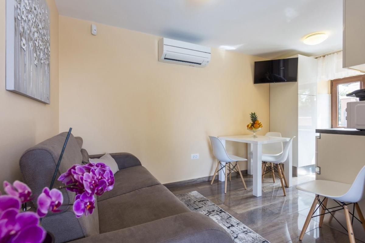 Villa Vita In Porec - Haus Fuer 6-8 Personen Kaštelir Dış mekan fotoğraf